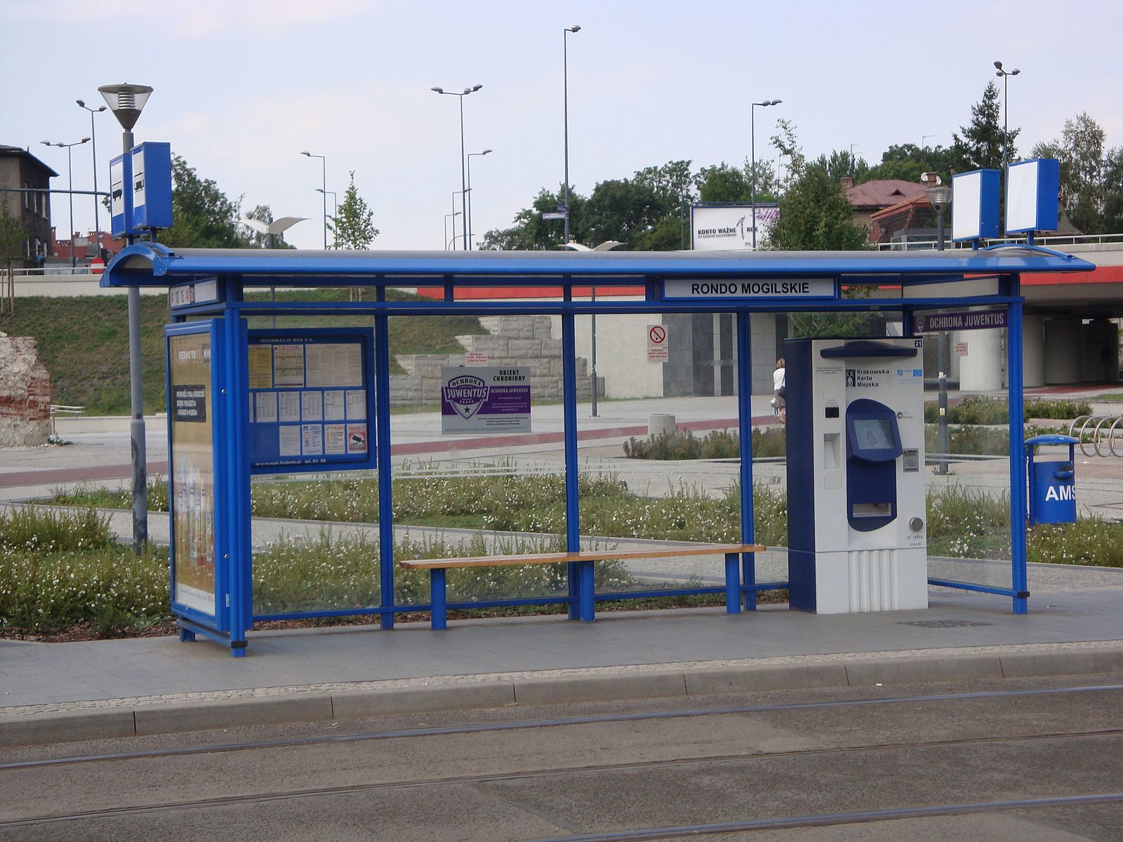 Źr&oacute;dło: https://commons.wikimedia.org/wiki/File:Biletomat_na_przystanku_Krak%C3%B3w.jpg