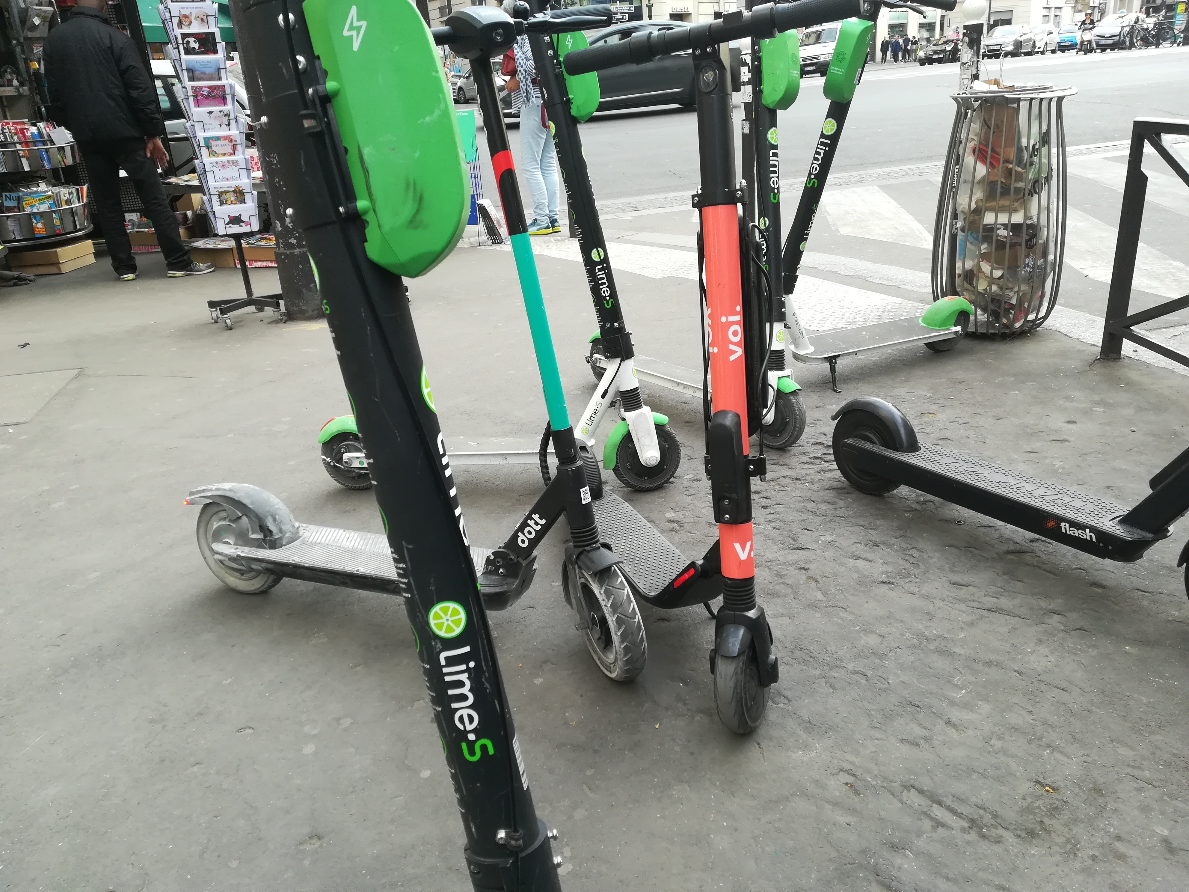 Źr&oacute;dło: https://fr.m.wikipedia.org/wiki/Fichier:Scooters_on_the_sidewalk.jpg