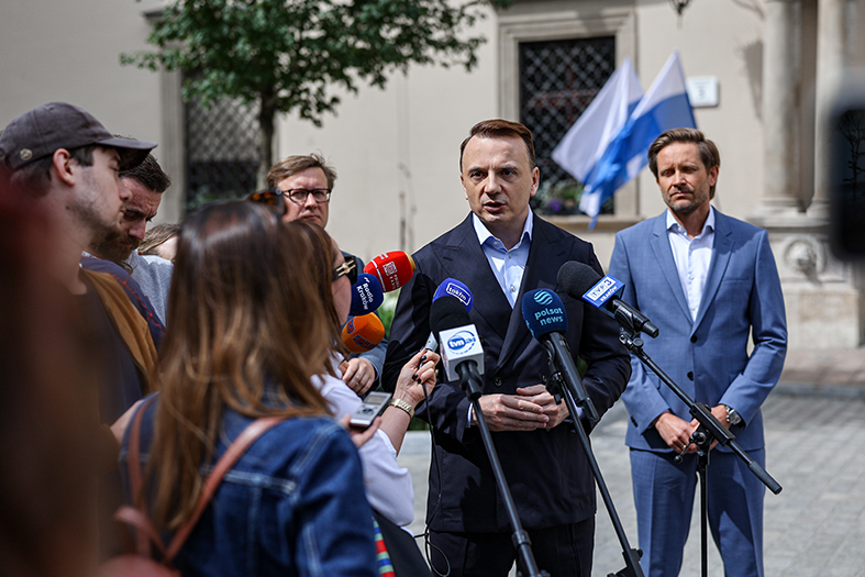 Łukasz Gibała przed budynkiem Urzędu Miasta Krakowa
